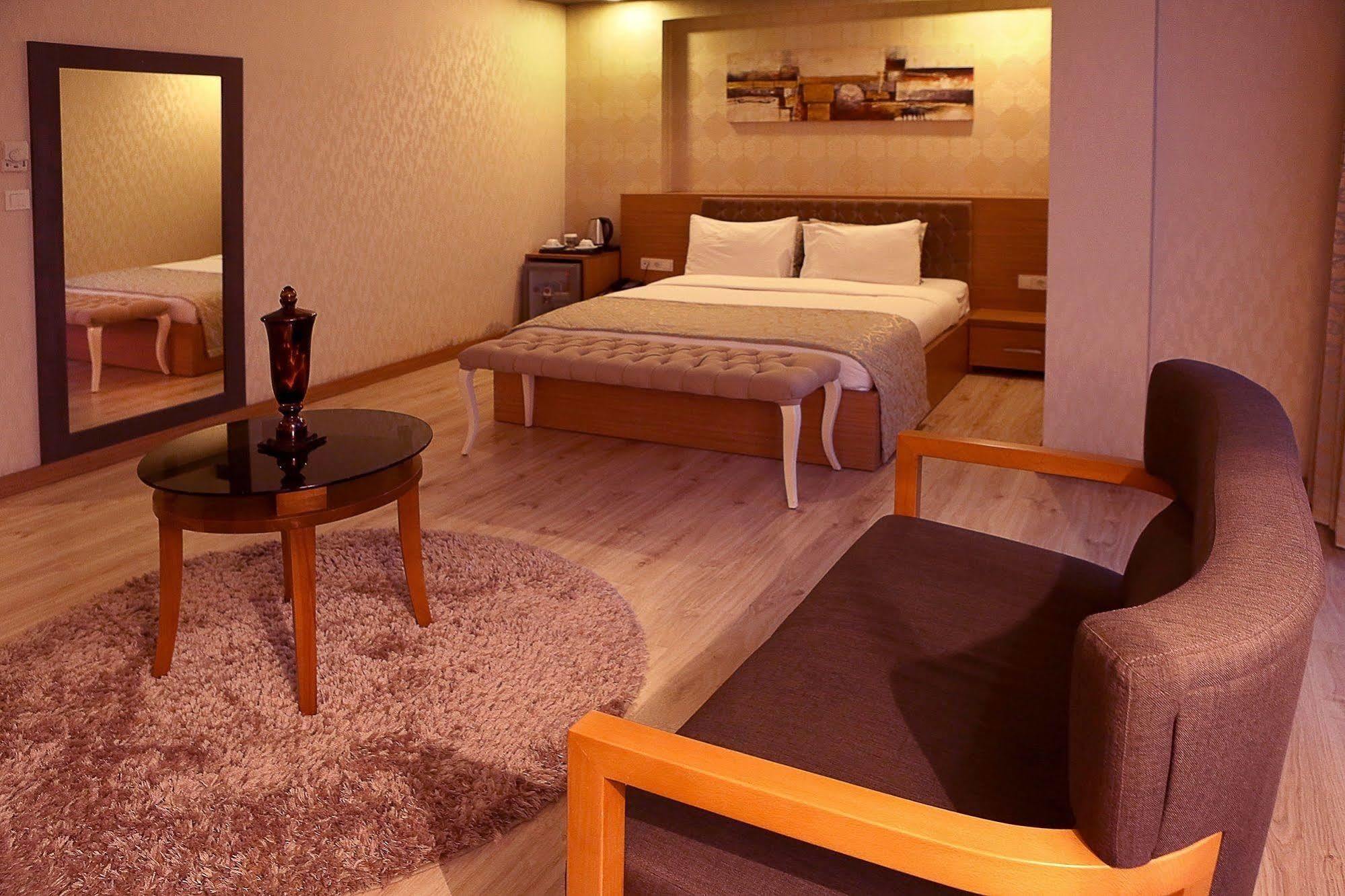 Imperial Park Hotel Izmit Buitenkant foto