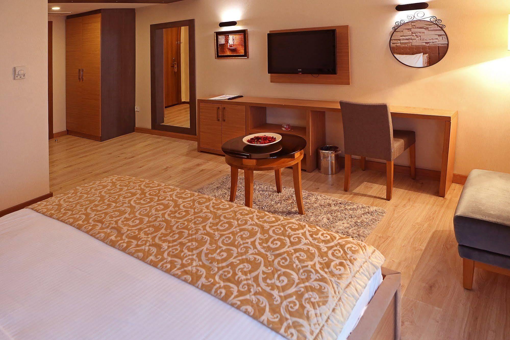 Imperial Park Hotel Izmit Buitenkant foto